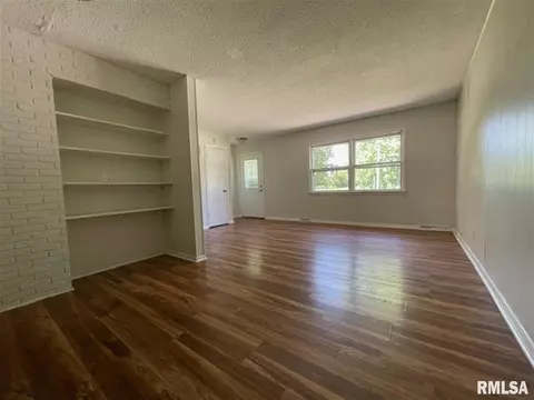 1335 E Pierce St, Macomb, IL 61455 photo 4