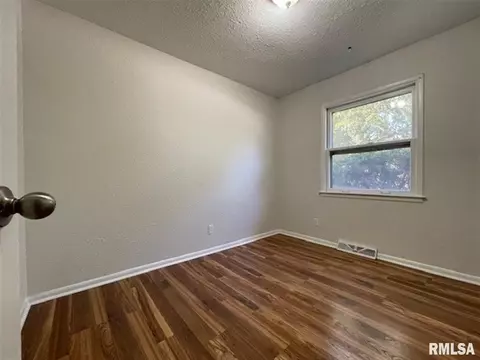 1335 E Pierce St, Macomb, IL 61455 photo 7