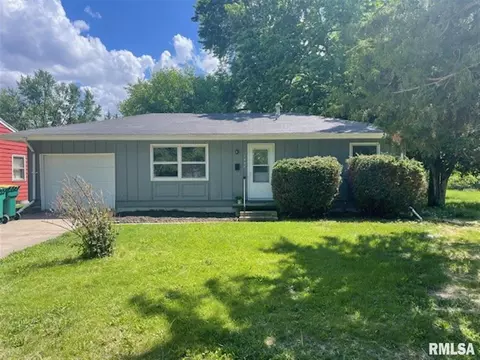 1335 E Pierce St, Macomb, IL 61455