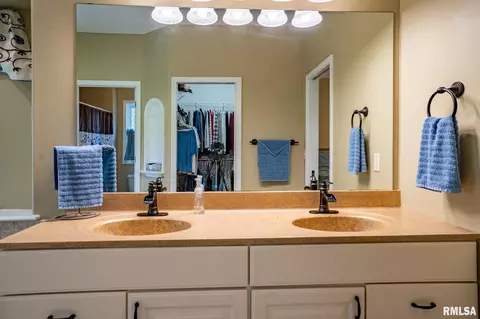 Bath - 5003 S Cameron Ln, Mapleton, IL 61547 photo 2 of 5