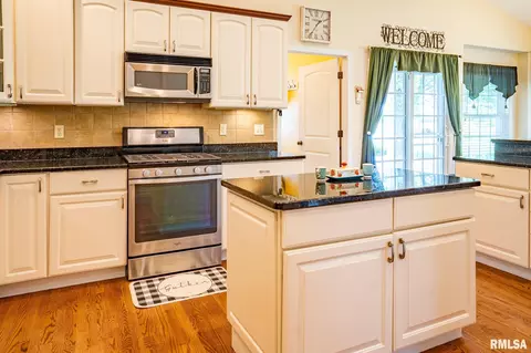 Kitchen - 5003 S Cameron Ln, Mapleton, IL 61547 photo 3 of 5
