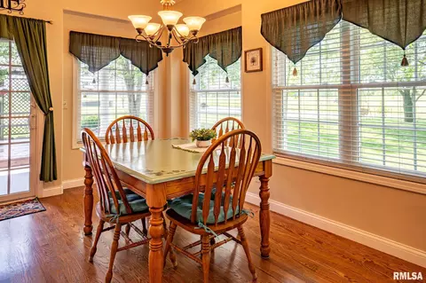 Dining - 5003 S Cameron Ln, Mapleton, IL 61547 photo 3 of 4