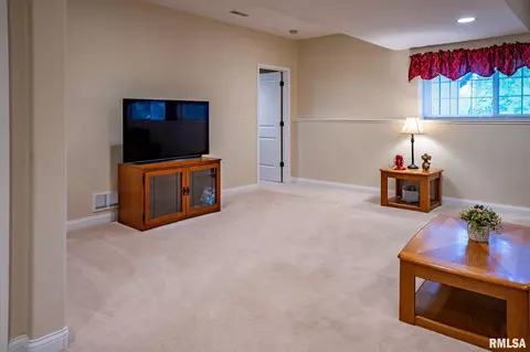 Living - 5003 S Cameron Ln, Mapleton, IL 61547 photo 2 of 5