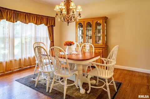 Dining - 5003 S Cameron Ln, Mapleton, IL 61547 photo 2 of 4