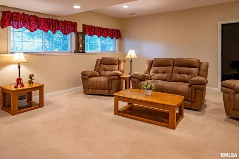 Living - 5003 S Cameron Ln, Mapleton, IL 61547 photo 4 of 5
