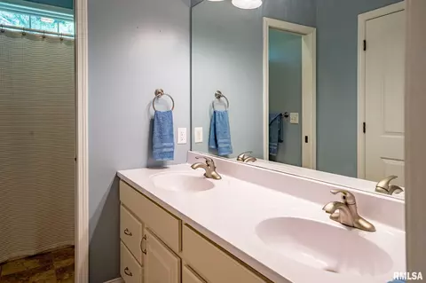 Bath - 5003 S Cameron Ln, Mapleton, IL 61547 photo 4 of 5