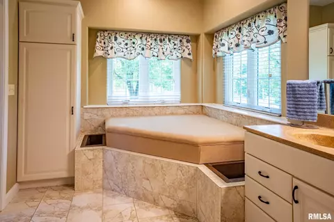 Bath - 5003 S Cameron Ln, Mapleton, IL 61547 photo 1 of 5