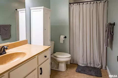 Bath - 5003 S Cameron Ln, Mapleton, IL 61547 photo 5 of 5