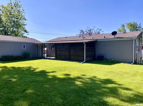 1225 E Vine St, Canton, IL 61520 photo 5
