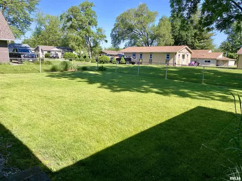 1225 E Vine St, Canton, IL 61520 photo 7