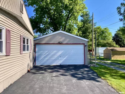 1225 E Vine St, Canton, IL 61520 photo 4