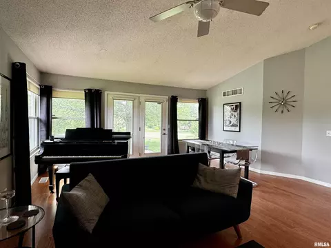 718 E University Dr, Macomb, IL 61455 photo 6
