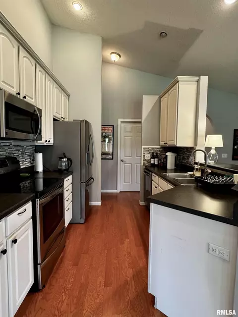 718 E University Dr, Macomb, IL 61455 photo 10