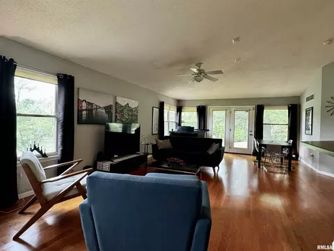 718 E University Dr, Macomb, IL 61455 photo 4