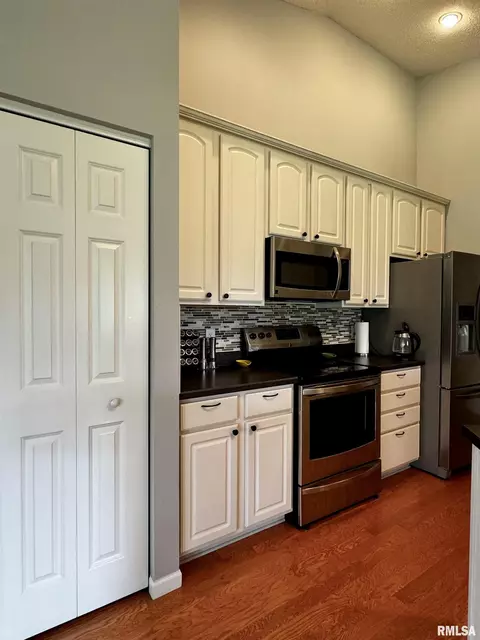 718 E University Dr, Macomb, IL 61455 photo 9