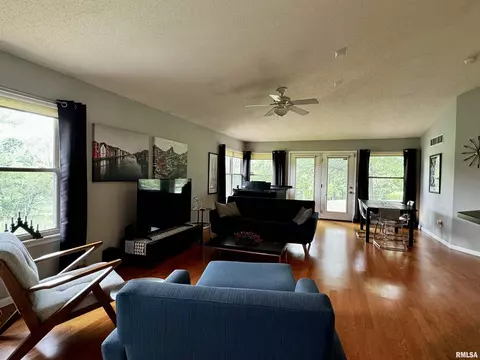 718 E University Dr, Macomb, IL 61455 photo 3