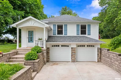 206 Shady Ln, Eureka, IL 61530