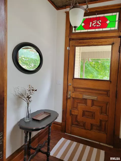 Entry Way - 251 E Chestnut St, Canton, IL 61520 photo 2 of 14