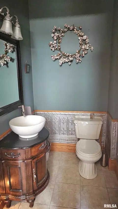 Bath - 251 E Chestnut St, Canton, IL 61520 photo 1 of 7