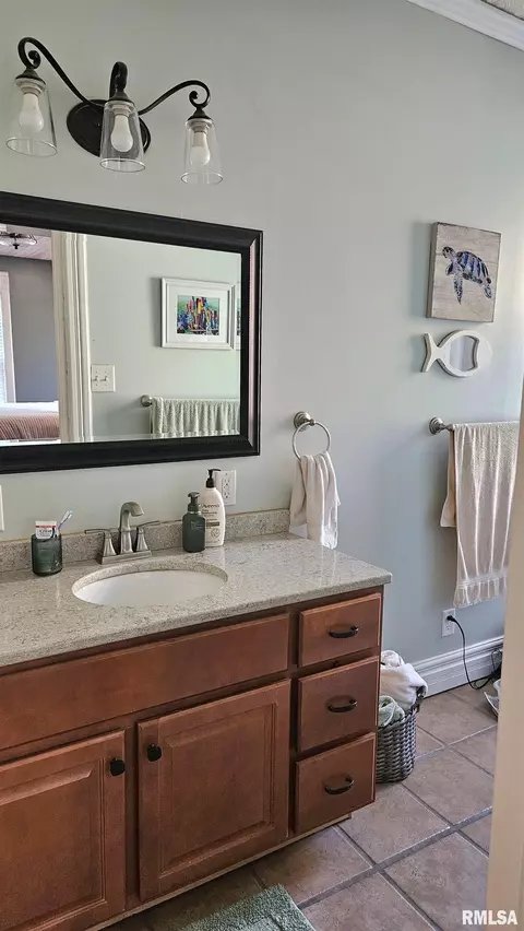 Bath - 251 E Chestnut St, Canton, IL 61520 photo 3 of 7