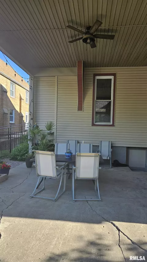 Exterior - 251 E Chestnut St, Canton, IL 61520 photo 20 of 22
