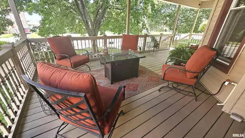 Exterior - 251 E Chestnut St, Canton, IL 61520 photo 7 of 22