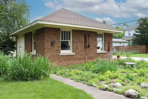 Exterior - 415 Maple St, Chenoa, IL 61726 photo 7 of 9
