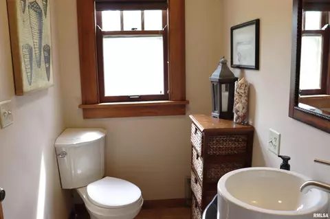 Bath - 415 Maple St, Chenoa, IL 61726 photo 2 of 6
