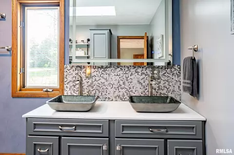 Bath - 5104 S Cameron Ln, Mapleton, IL 61547 photo 1 of 6