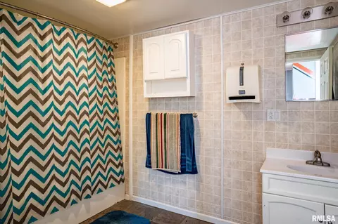 Bath - 5104 S Cameron Ln, Mapleton, IL 61547 photo 5 of 6