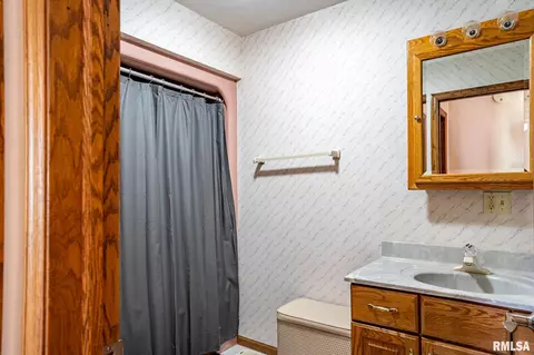 Bath - 5104 S Cameron Ln, Mapleton, IL 61547 photo 3 of 6