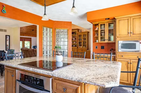 Kitchen - 5104 S Cameron Ln, Mapleton, IL 61547 photo 4 of 6