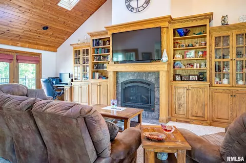 Living - 5104 S Cameron Ln, Mapleton, IL 61547 photo 3 of 3