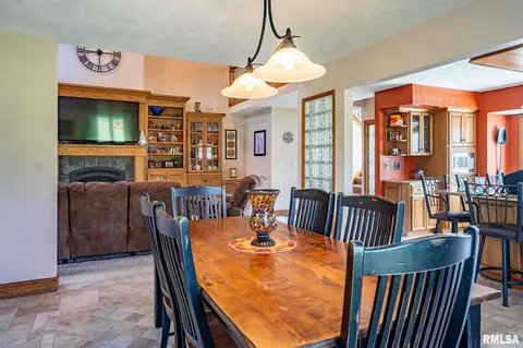 Dining - 5104 S Cameron Ln, Mapleton, IL 61547 photo 2 of 4