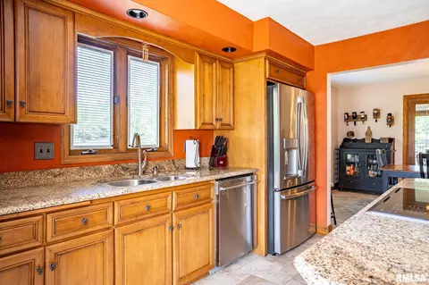 Kitchen - 5104 S Cameron Ln, Mapleton, IL 61547 photo 3 of 6