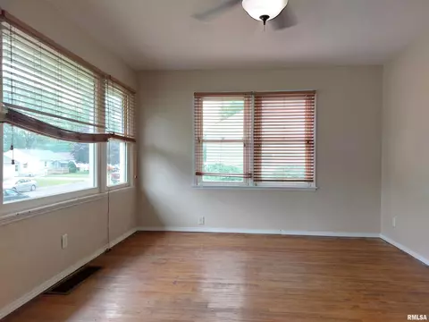 308 E Adams St, Washington, IL 61571 photo 5