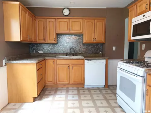 308 E Adams St, Washington, IL 61571 photo 10