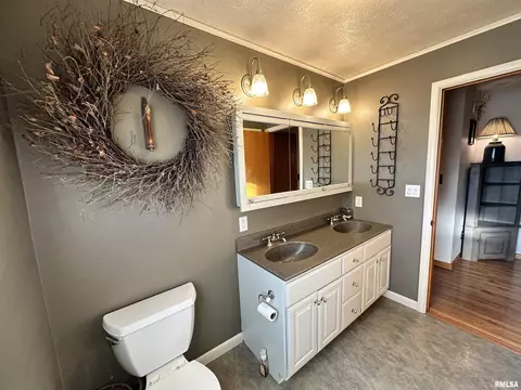 Bath - 602 S Hilldale Ave, Eureka, IL 61530 photo 1 of 4