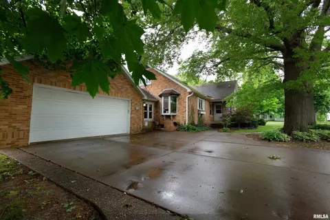602 S Hilldale Ave, Eureka, IL 61530