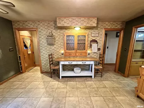 Entry Way - 602 S Hilldale Ave, Eureka, IL 61530 photo 2 of 3