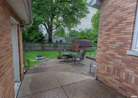 Exterior - 602 S Hilldale Ave, Eureka, IL 61530 photo 4 of 10
