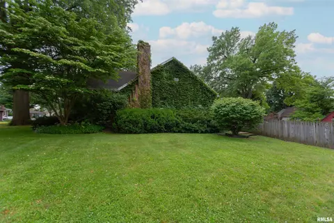 Exterior - 602 S Hilldale Ave, Eureka, IL 61530 photo 3 of 10