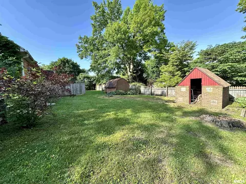Exterior - 602 S Hilldale Ave, Eureka, IL 61530 photo 6 of 10