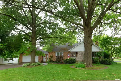 Exterior - 602 S Hilldale Ave, Eureka, IL 61530 photo 2 of 10