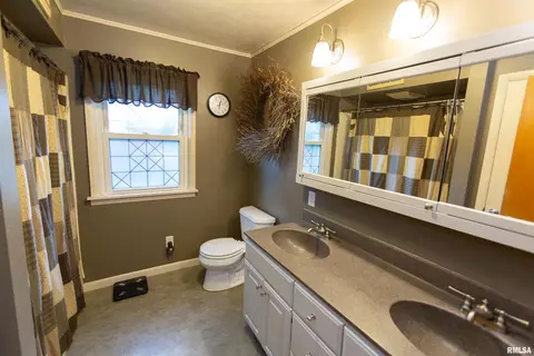 Bath - 602 S Hilldale Ave, Eureka, IL 61530 photo 2 of 4