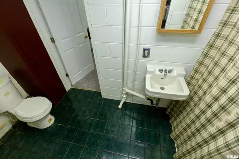 Bath - 602 S Hilldale Ave, Eureka, IL 61530 photo 4 of 4