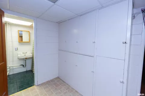 Bath - 602 S Hilldale Ave, Eureka, IL 61530 photo 3 of 4