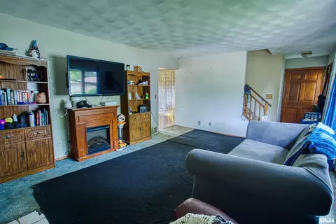1602 Summit Dr, Pekin, IL 61554 photo 3