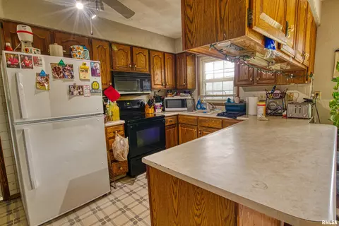 1602 Summit Dr, Pekin, IL 61554 photo 8