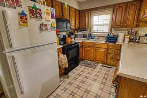1602 Summit Dr, Pekin, IL 61554 photo 9